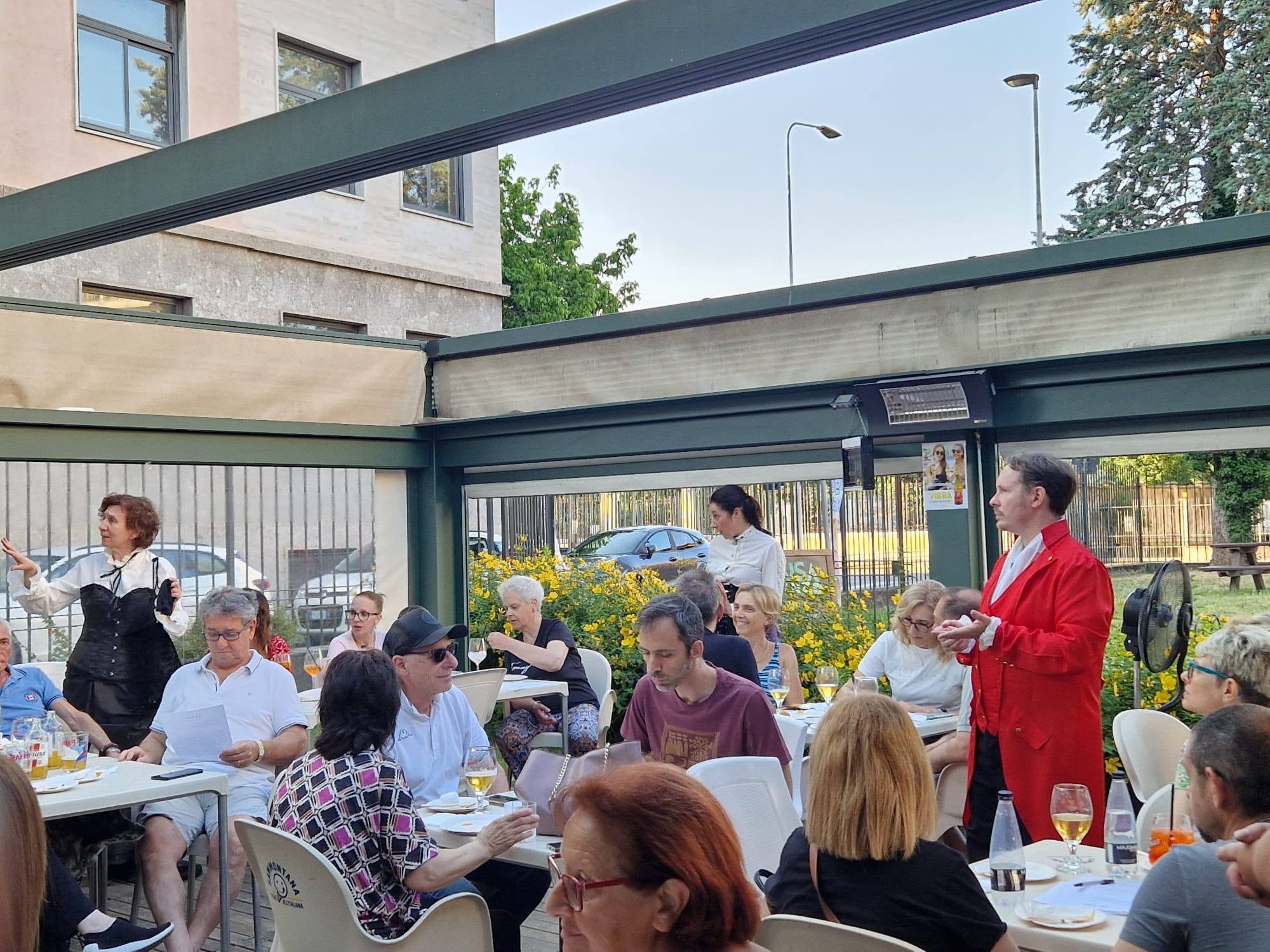 Gli attori di Youmani ODV al Chiosco Pomè per l'Apericena con delitto di Amici on the Rhoad