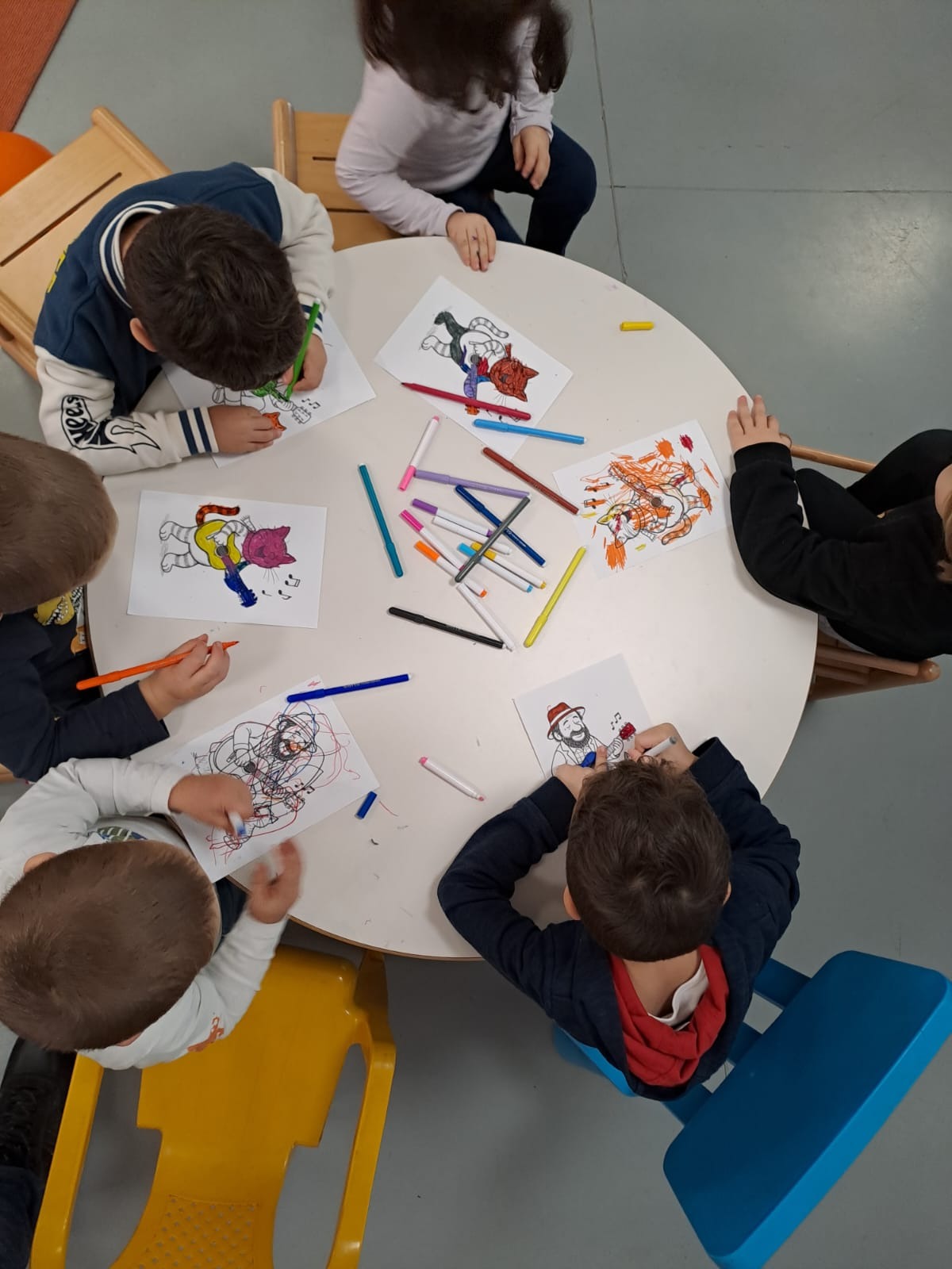 Bambini colorano bigio randagio