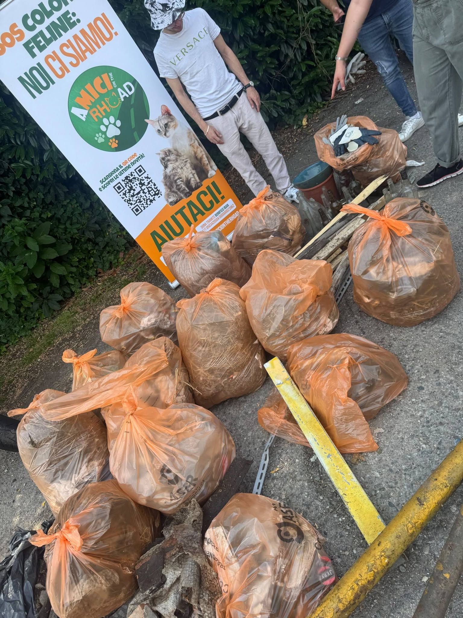 100 Kg di rifiuti raccolti da Amici on the Rhoad e volontari di Plastic Free a Rho in via Livenza